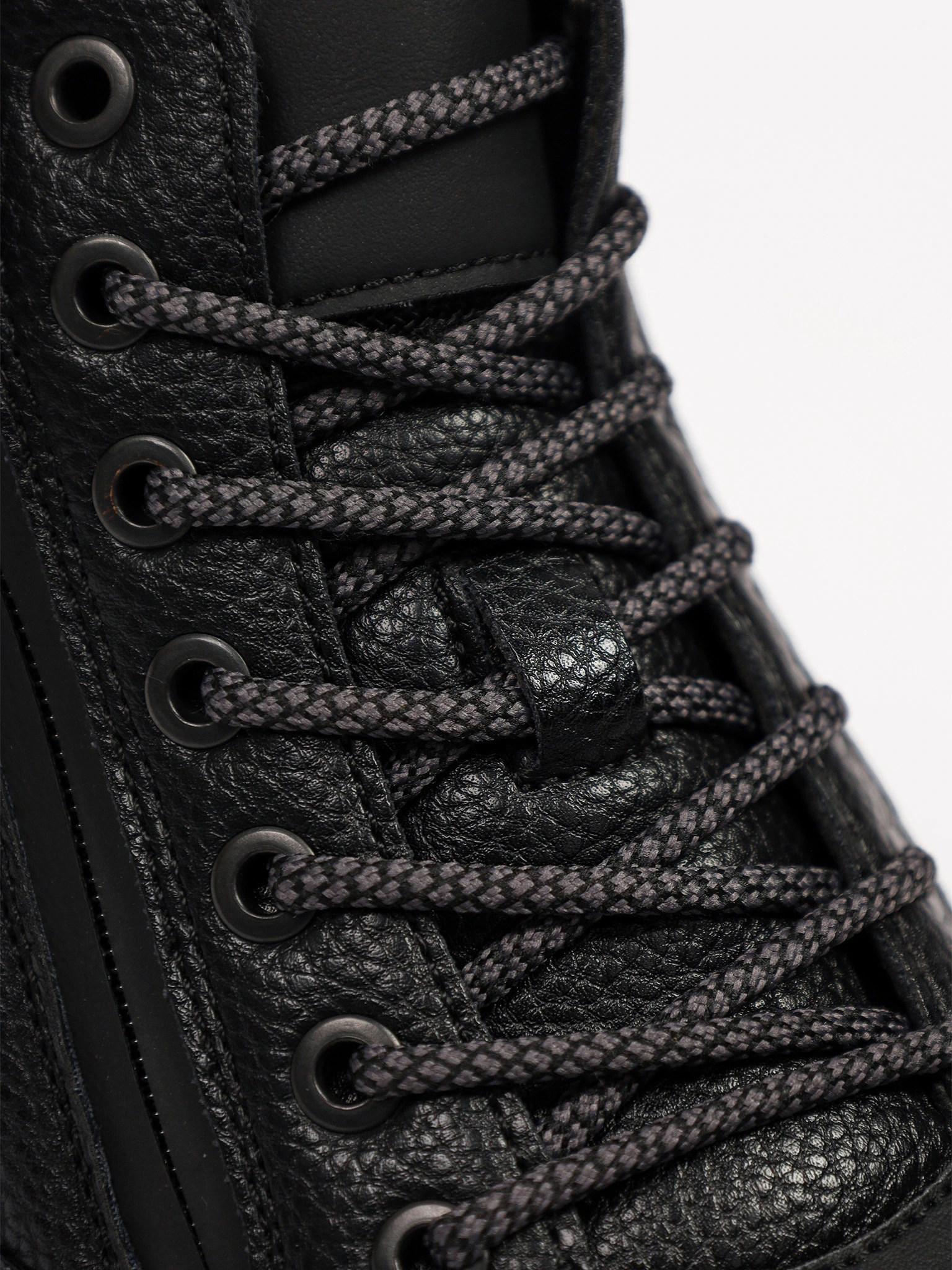 Ботинки черного цвета на контрастной рельефной подошве